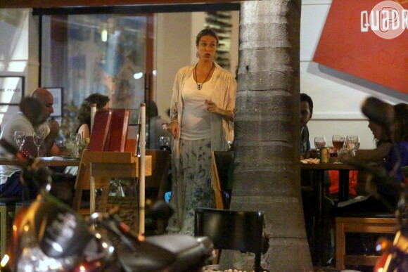 Luana Piovani deixa barzinho com amiga no Leblon, Zona Sul do Rio de Janeiro