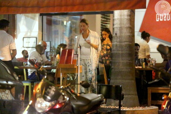 Luana Piovani é fotografada deixando barzinho com amiga no Leblon, Zona Sul do Rio de Janeiro