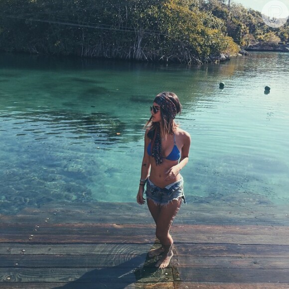 A atriz curte dias de férias fora do Brasil e exibe o corpo em forma em fotos postadas no Instagram