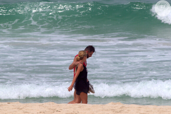 Henri Castelli se exercita com a namorada e mostra boa forma em mergulho na praia da Barra da Tijuca, no Rio