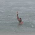 Henri Castelli se exercita com a namorada e mostra boa forma em mergulho na praia da Barra da Tijuca, no Rio