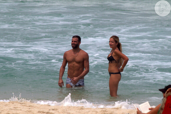 Henri Castelli se exercita com a namorada e mostra boa forma em mergulho na praia da Barra da Tijuca, no Rio, nesta segunda-feira, 16 de março de 2015