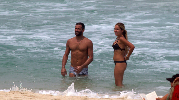 Henri Castelli se exercita com a namorada e exibe boa forma em mergulho na praia