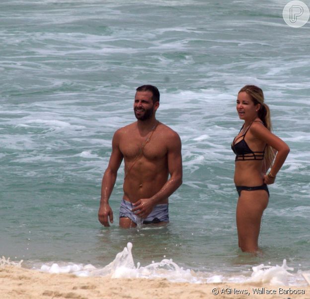 Henri Castelli se exercita com a namorada e mostra boa forma em mergulho na praia da Barra da Tijuca, no Rio, nesta segunda-feira, 16 de março de 2015