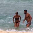 Henri Castelli e a namorada se refrescaram no mar após exercício físico