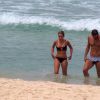 O casal, Henri Castelli e Diana Hernandez, mostraram a boa forma em mergulho no mar