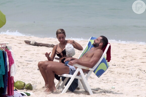 Henri Castelli se exercita com a namorada e mostra boa forma em mergulho na praia da Barra da Tijuca, no Rio
