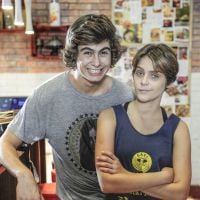 Isabella Santoni e Rafael Vitti, de 'Malhação', trocam beijos em restaurante