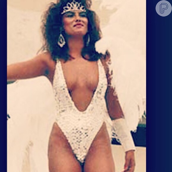 Longe da Sapucaí há três anos, Luiza Brunet relembrou o Carnaval de 1983 em foto no Instagram: 'Primeiro desfile no carro da Beija Flor', recordou ela, no dia 12 de fevereiro de 2015