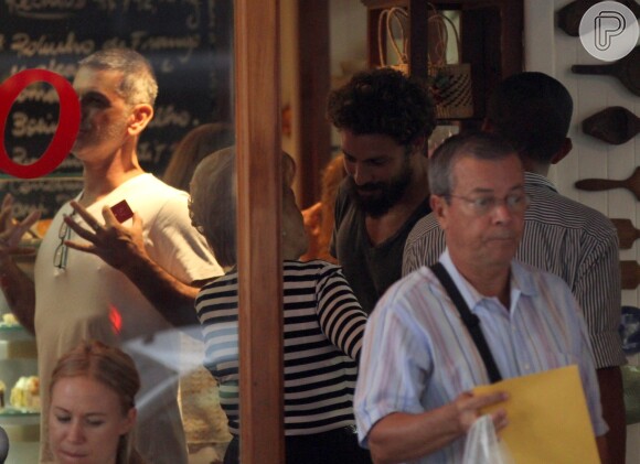 Cauã Reymond almoçou em restaurante do Leblon, na Zona Sul do Rio de Janeiro, nesta terça-feira, 17 de março de 2015