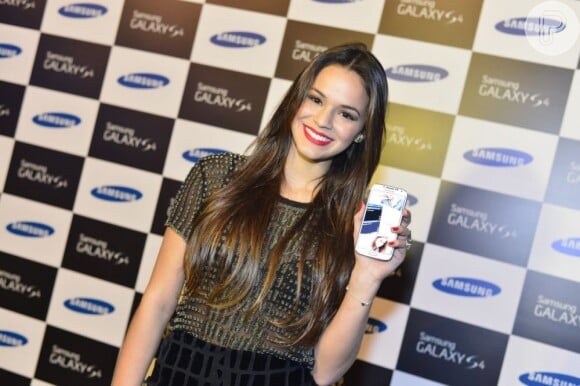 Bruna Marquezine marcou presença em evento de telefonia e falou sobre namoro com Neymar em 30 de abril de 2013