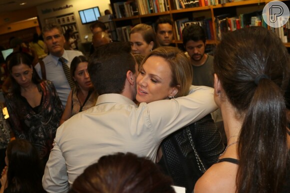 A apresentadora Eliana abraça Pedro Mariano, filho de Elis Regina e irmão de João Marcelo Bôscoli - ex-marido da artista