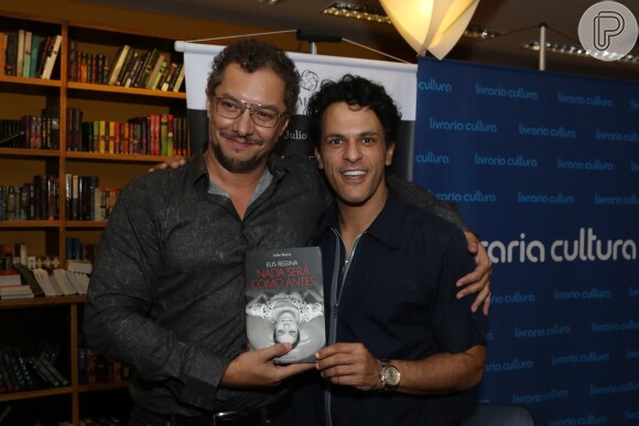 João Marcelo Bôscoli posa com o autor da biografia de Elis Regina, Julio Maria