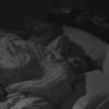 Fernando e Amanda dormem sob o edredom e trocam carícias no Quarto do Líder do 'BBB15', em 18 de março de 2015