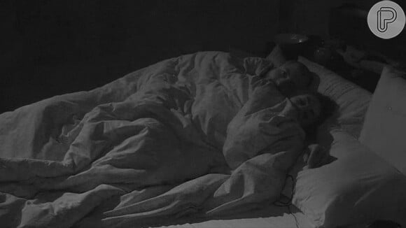 Fernando e Amanda dormem de conchinha