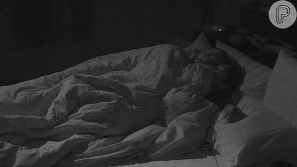 Fernando e Amanda ficam muito próximos na cama do Quarto do Líder