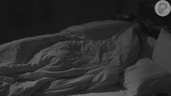 Fernando dorme de conchinha com Amanda
