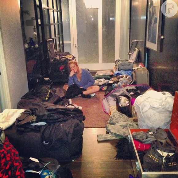 Lindsay Lohan publica imagem na qual aparece arrumando as malas para a reabilitação, nesta quarta-feira, 1º de maio de 2013