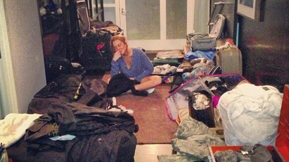 Lindsay Lohan posta foto arrumando mala para reabilitação: '90 dias, 270 looks'