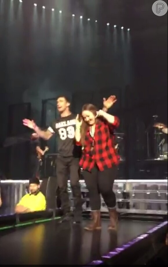 Stephanie Green subiu no palco do Maroon 5 após levar uma microfonada de Adam Levine: 'Melhor dia da minha vida'