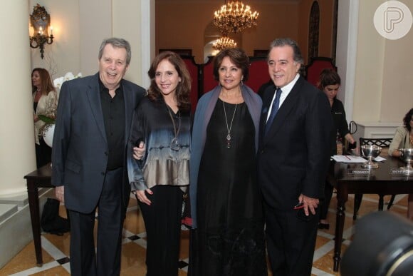 Daniel Filho posa com a mulher, Olivia Byington, ao lado de Tony Ramos e Lidiane Barbosa