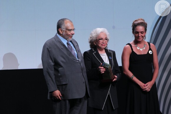 Nathalia Timberg recebeu o troféu das mãos dos colunistas do 'O Globo' Cleo Guimarães e Jorge Bastos Moreno