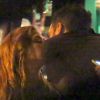 Sophia Abrahão e Sergio Malheiros não se importaram com os amigos presentes e se beijaram em público