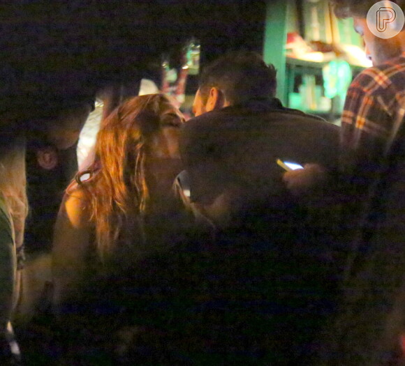 Sophia Abrahão e Sergio Malheiros não se importaram com os amigos presentes e se beijaram em público