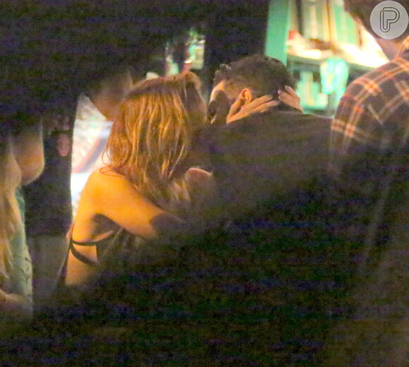 Sophia Abrahão e Sergio Malheiros se beijam na comemoração do aniversário do ator em um bar do Rio de Janeiro, em 18 de março de 2015