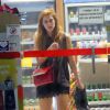 Descalça, Sophia Abrahão vai à loja de conveniência após brigar com Sergio Malheiros