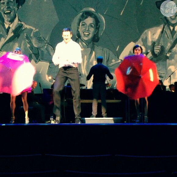 Hugh Jackman dança na apresentação feita em Istambul, nesta terça-feira, 17 de março de 2015