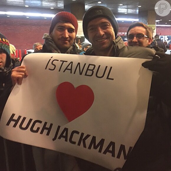 Hugh Jackman, intérprete de Wolverine nos cinemas, posa com fãs na Turquia