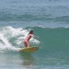 Daniele Suzuki exibe boa forma ao surfar na Praia da Macumba, no Rio