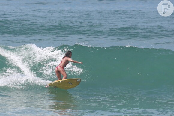 Daniele Suzuki exibe boa forma ao surfar na Praia da Macumba, no Rio