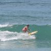 Daniele Suzuki surfa na Praia da Macumba, na Zona Oeste do Rio de Janeiro