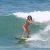 Daniele Suzuki faz manobras ao surfar em praia do Rio