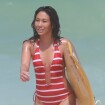 Daniele Suzuki, de 'Malhação', usa maiô decotado para surfar em praia do Rio