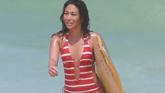 Daniele Suzuki, de 'Malhação', usa maiô decotado para surfar em praia do Rio
