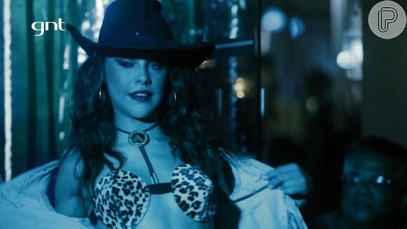 Paloma Bernardi usa fantasia de vaqueira sexy em cena como a dançarina de boate Marta na série 'As Canalhas', do GNT