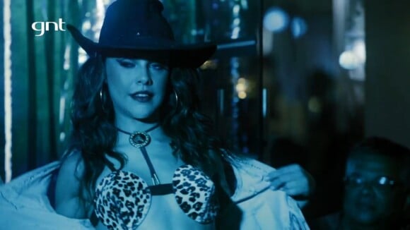 Paloma Bernardi aparece de topless e fantasia sexy como dançarina em série de TV