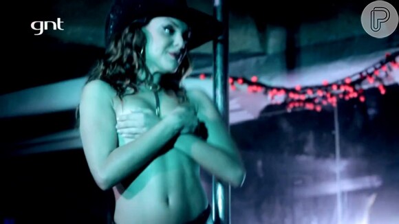 Paloma Bernardi faz topless ao dançar no pole dance em cena de 'As Canalhas'