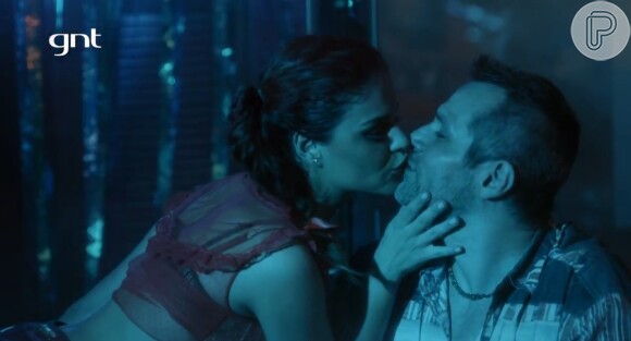 Marta (Paloma Bernardi) beija cliente de boate em cena de 'As Canalhas', do GNT