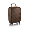 A mala da marca Louis Vuitton usada por Zilu no aeroporto é avaliada em mais de R$ 11 mil