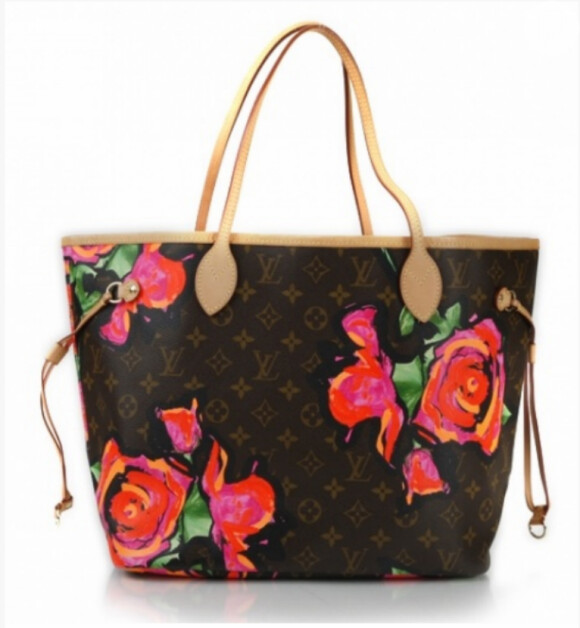 Zilu também usou uma bolsa de mão da Louis Vuitton, de uma edição limitada de 2009, Stephen Sprouse Roses Neverfull. O acessório é comercializado em sites especializados pelo valor de R$ 5 mil