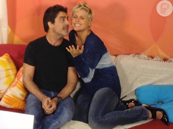 Junno e Xuxa estavam bastante à vontade nos bastidores do 'TV Xuxa'