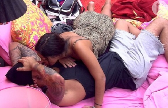 Fernando e Amanda se beijam no Quarto Laranja em 20 de março de 2015