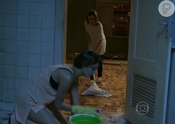 Na sequência, o operador de câmera some da cena e Alice (Sophie Charlotte) limpa o chão