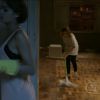 Na cena, Alice (Sophie Charlotte) e Inês (Adriana Esteves) limpam o apartamento no qual voltaram a morar, no Leme, na novela 'Babilônia'