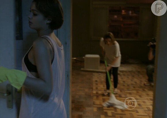 É possível ver o cinegrafista gravando a cena no cômodo em que Inês (Adriana Esteves) está limpando