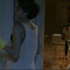 Na cena de 'Babilônia', Alice (Sophie Charlotte) entra em casa após jogar o lixo fora